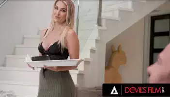 Andi Avalon habla con seth gamble
