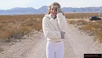 Becky Summer con calzas blancas trasluciendo
