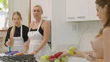 las cocineras miran a la clienta sin ropa