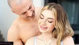 Rubia con Pecas con Demi Hawks