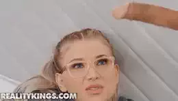 steve le ofrece Ayuda con Anal a la hija de la novia