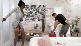 en ropa interior atiende al plomero