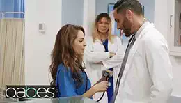 Blair Williams mira celosa a la chirusa nueva