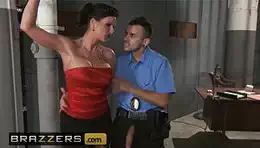 el oficial saca un machete tremendo