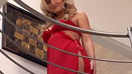 Rubia en Rojo Caliente xxx