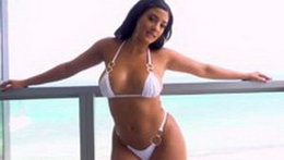 Bikini Blanco: Misty Quinn Menea y Al Sillón